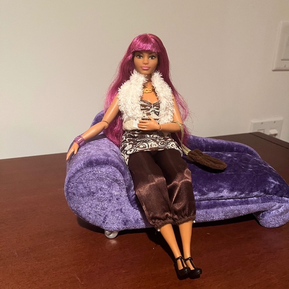 Barbie Doll 2021 Salon Stylist Barbie - Picture 6 of 6